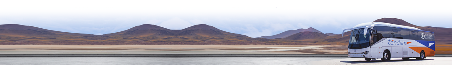 Bus en paisaje desértico